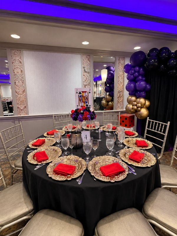 Sweet 16 Poker Lounge place settings with gold chargers
